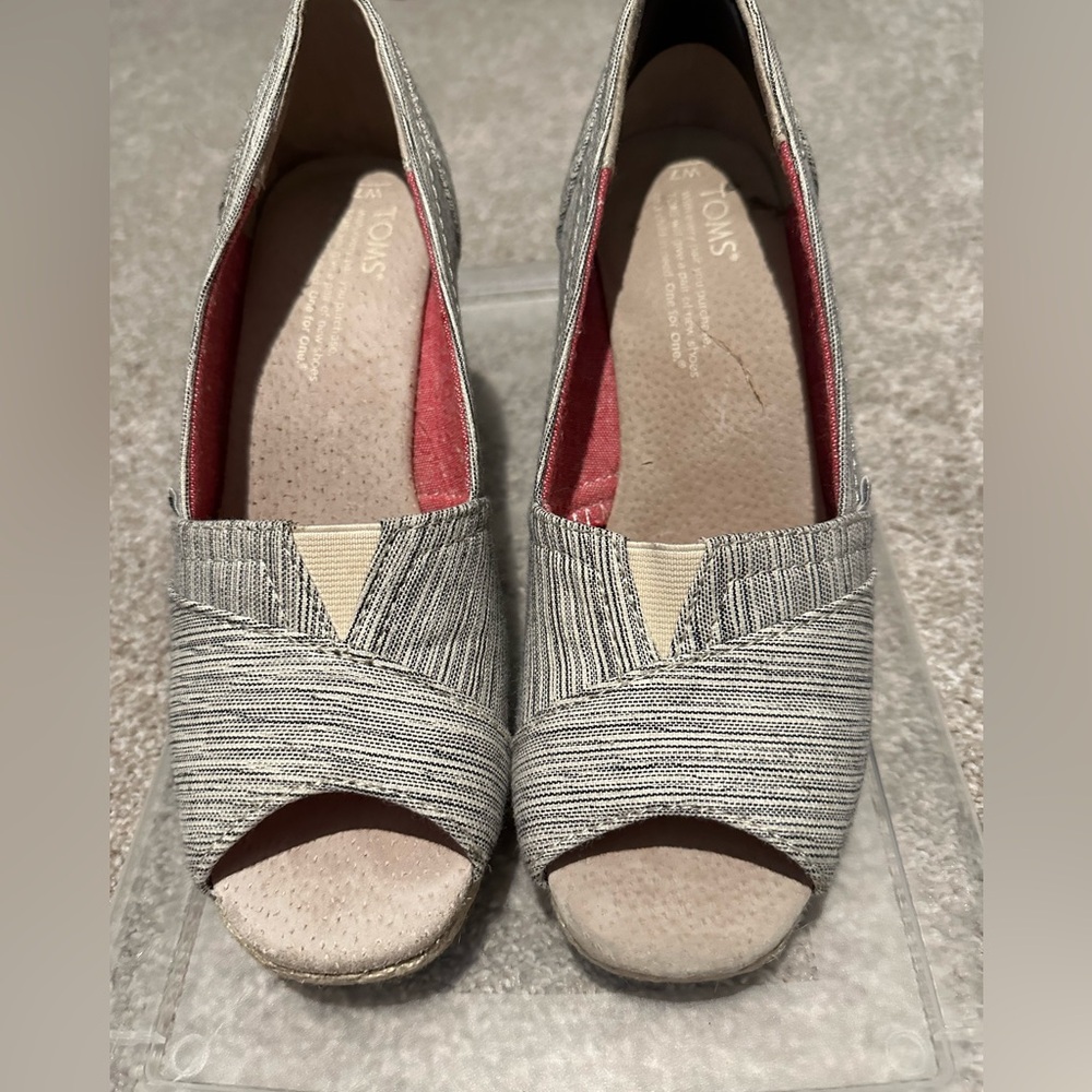 Toms Michelle Beige/Black Wedges
Worn once! Very comfortable fit 7M